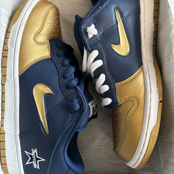 GENTLY USED Supreme x Nike Dunk SB Low QS 'Metallic Gold' - Picture 8 of 14